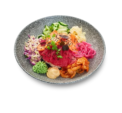 Feine Scheiben von norwegischem Lachs und MSC-zertifiziertem Thunfisch auf einem Bett aus Sushireis mit Miso-Mayonnaise. Frisch und umami – Meer und Himmel in einem.