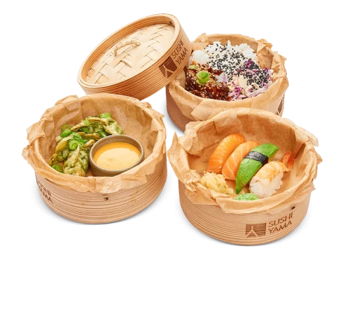 En magisk servering med en variation av rätter. Yakiniku med ris, sushi nigiris och krispiga dumplings. Tre rätter i en smakresa.