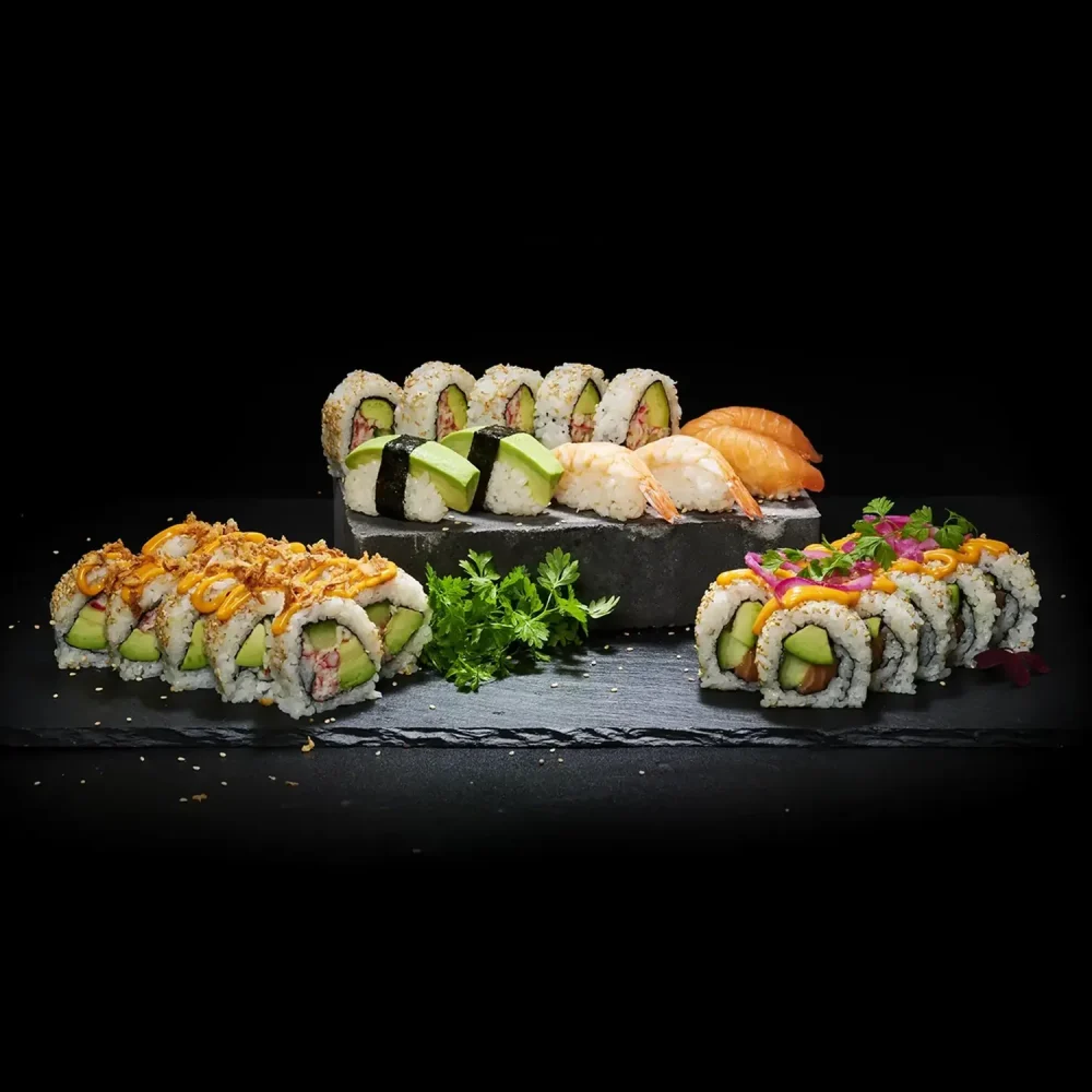 nigiris och rullar med mörkbakgrund