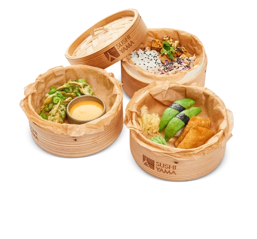 En magisk servering med en variation av rätter. Marinerad och halstrad svensk tofu med ris, sushi nigiris och krispiga dumplings. Tre rätter i en smakresa.